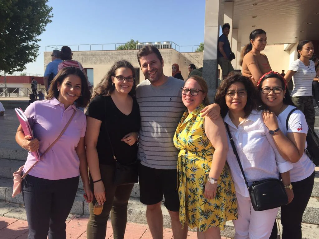 Yuly Bordonado con alumnos en el centro de exámenes DGT de Móstoles