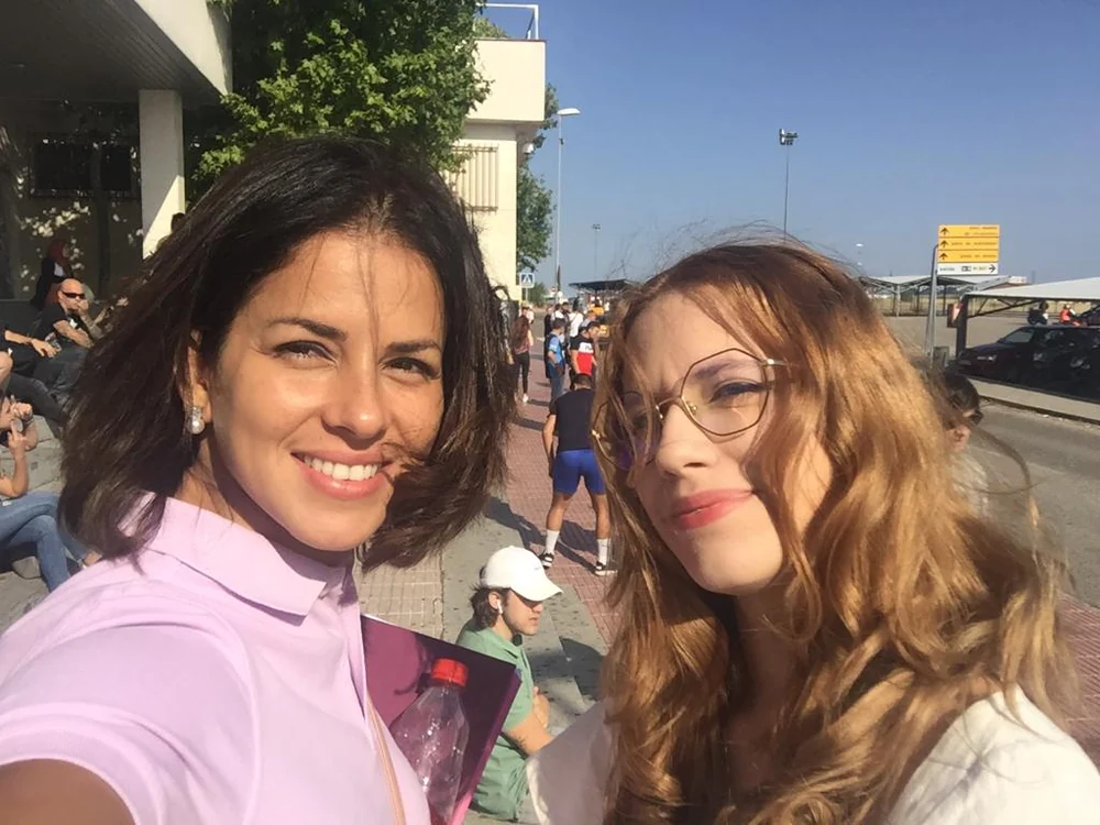 Yuly Bordonado con una alumna en el centro de exámenes DGT de Móstoles